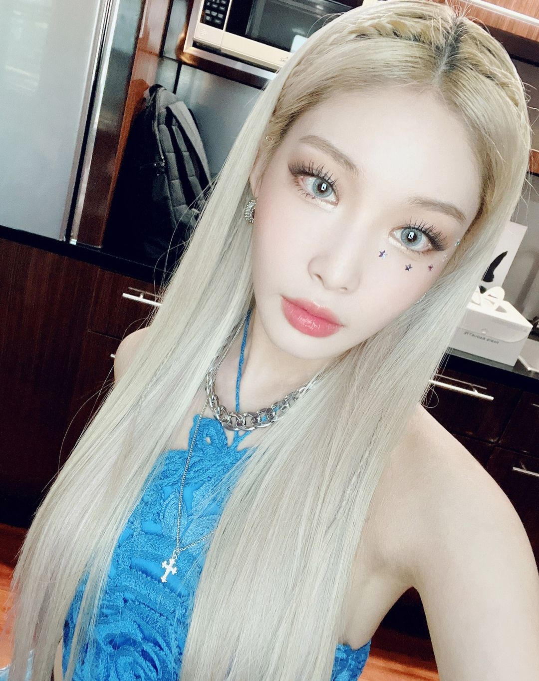Kim chung-ha 18 hottest pics, kim chung-ha 18 instagram