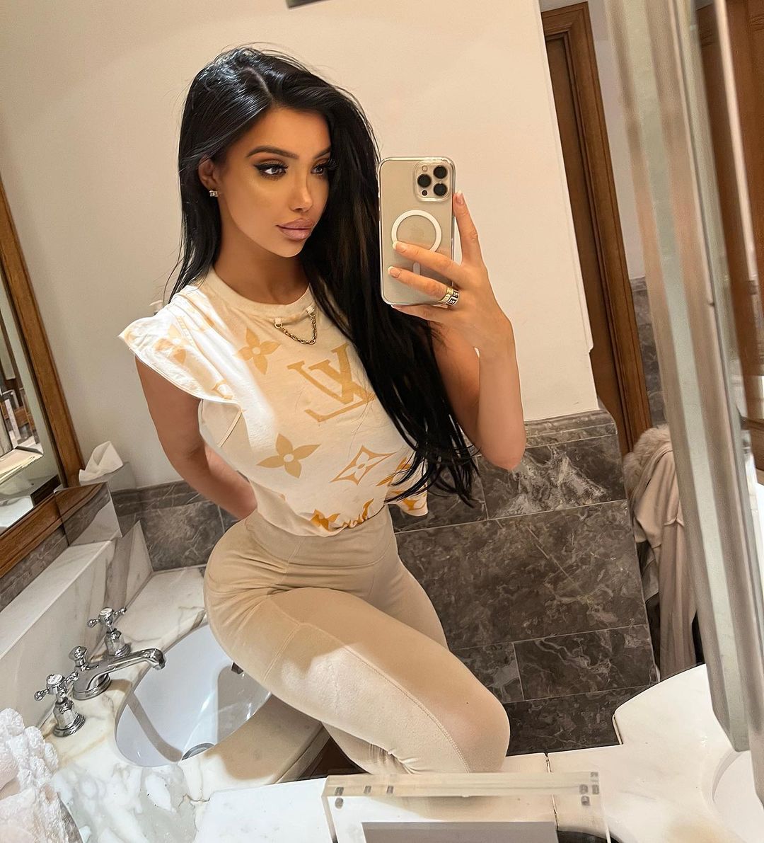 Chloe khan 38 hottest pics, chloe khan 38 instagram