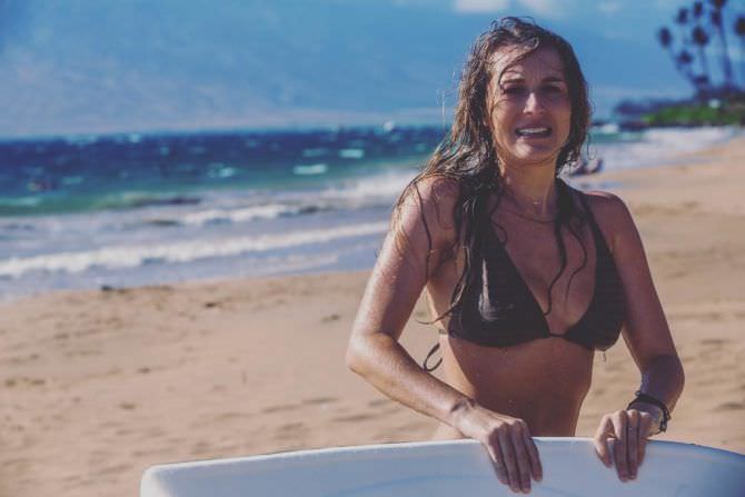 Алекса вега 26 hot pics, алекса вега 26 bio, алекса вега 26 twitter instagram Алекса вега фотография с доской