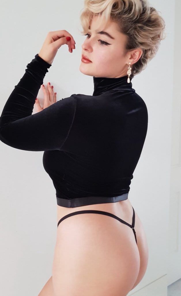 Стефания феррарио 28 hot pics, стефания феррарио 28 bio, стефания феррарио 28 twitter instagram Стефания феррарио фотография в кофте и стрингах