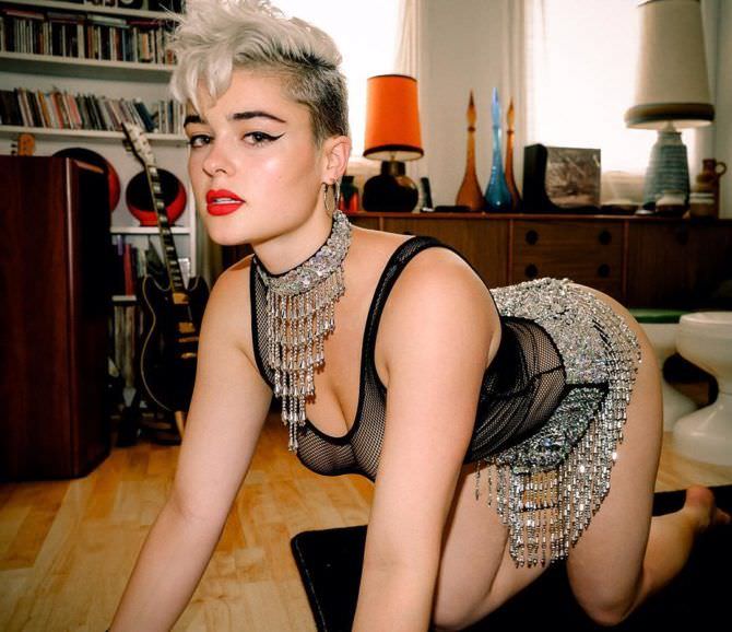 Стефания феррарио 37 hot pics, стефания феррарио 37 bio, стефания феррарио 37 twitter instagram Стефания феррарио фотография с ожерельем