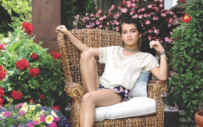 Изабела монер 26 hot pics, изабела монер 26 bio, изабела монер 26 twitter instagram Изабела монер фото в шортах на кресле