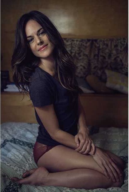 Сара батлер 12 hot pics, сара батлер 12 bio, сара батлер 12 twitter instagram Сара батлер на кровати