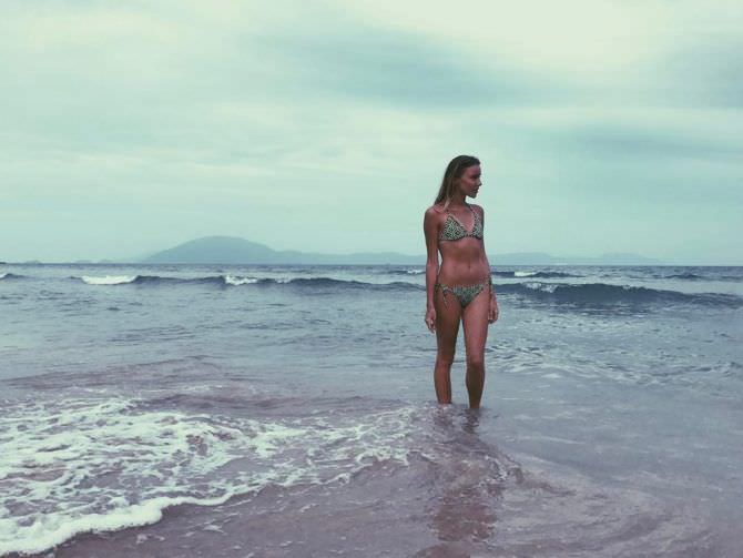 Арина постникова 25 hot pics, арина постникова 25 bio, арина постникова 25 twitter instagram Арина постникова фотография на пляже в купальнике