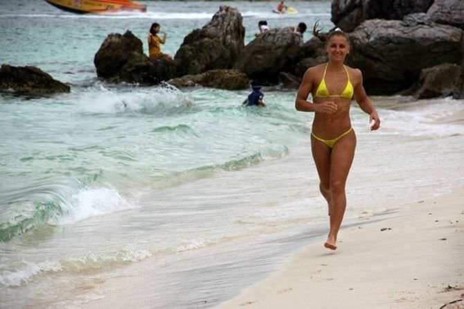 Александра албу 19 hot pics, александра албу 19 bio, александра албу 19 twitter instagram Александра албу фотография на пляже в бикини