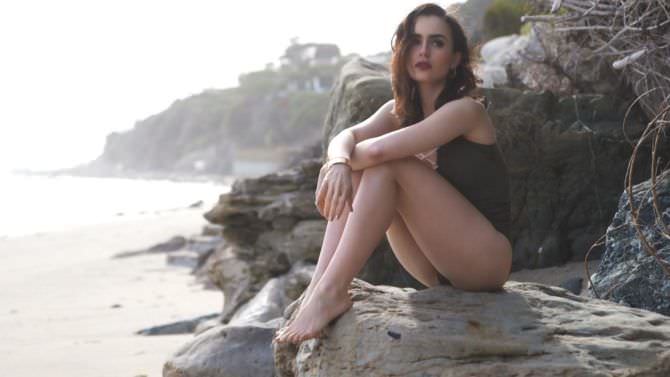 Лили коллинз 13 hot pics, лили коллинз 13 bio, лили коллинз 13 twitter instagram Лили коллинз фото в купальнике на пляже